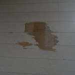 キャスター付き椅子によってついた床の傷の例